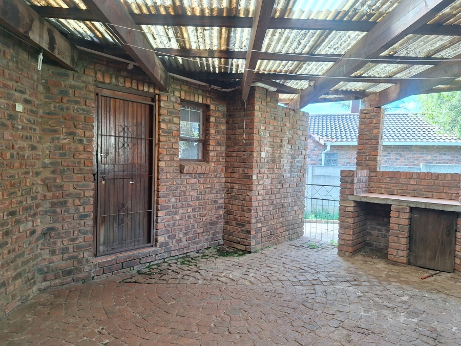 To Let 4 Bedroom Property for Rent in Strelitzia Park Eastern Cape
